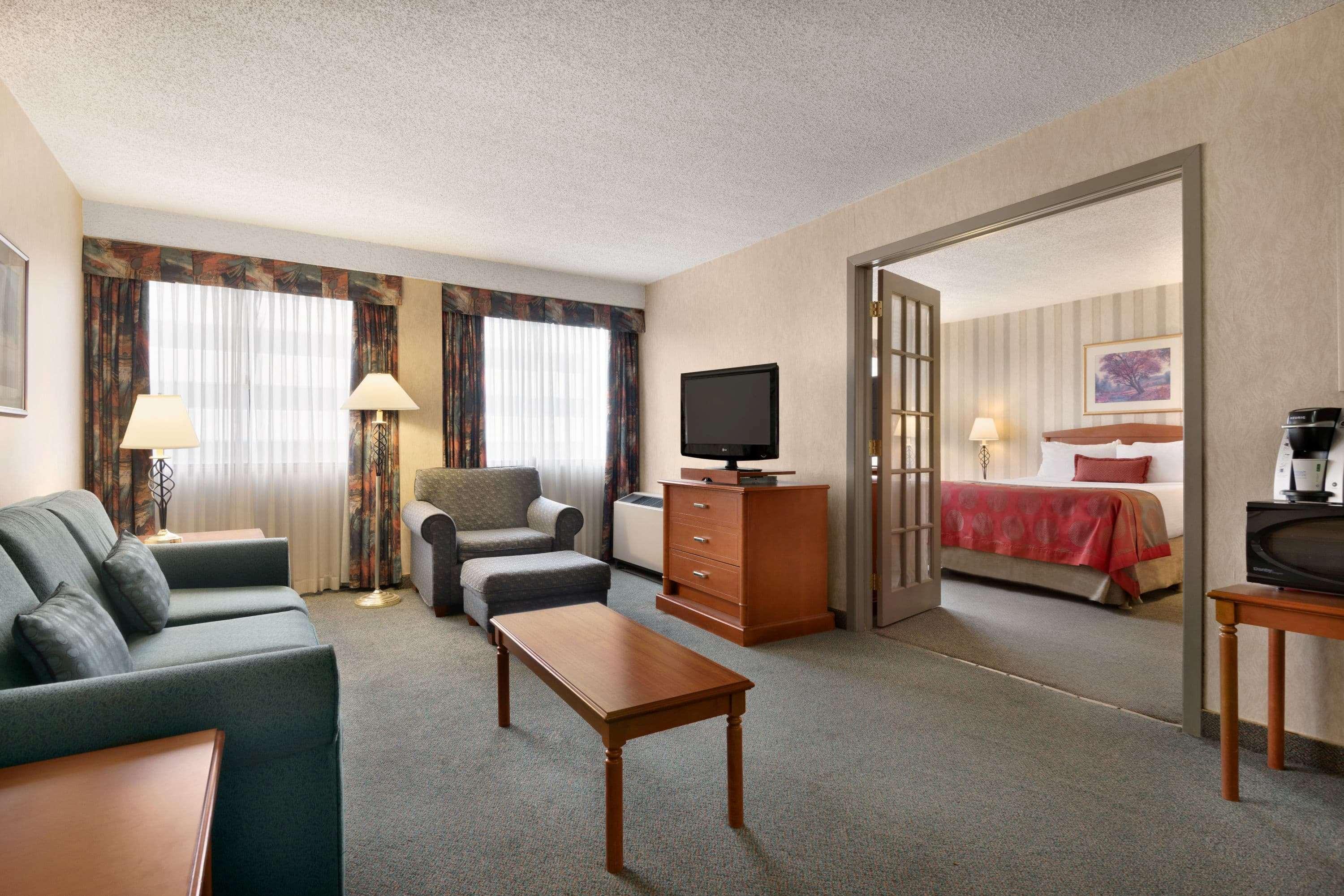 מלון Ramada Plaza By Wyndham Regina Downtown מראה חיצוני תמונה