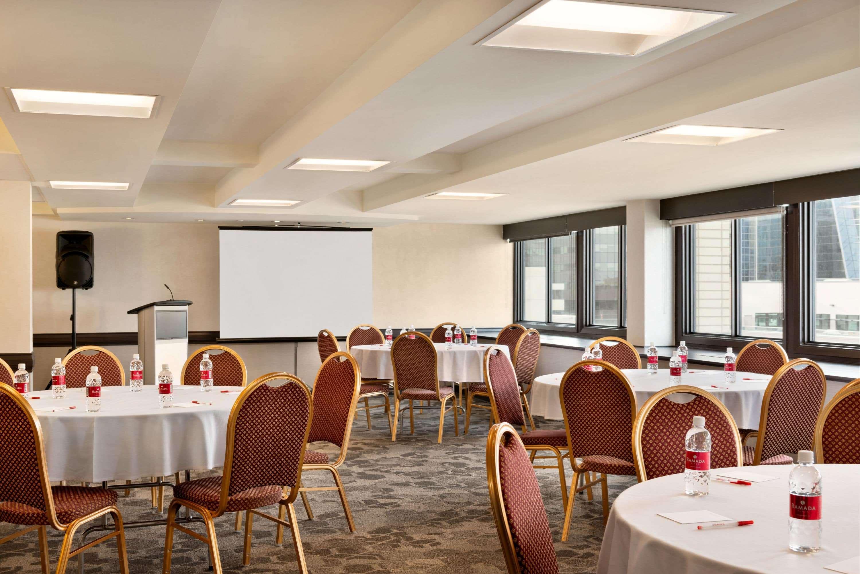 מלון Ramada Plaza By Wyndham Regina Downtown מראה חיצוני תמונה