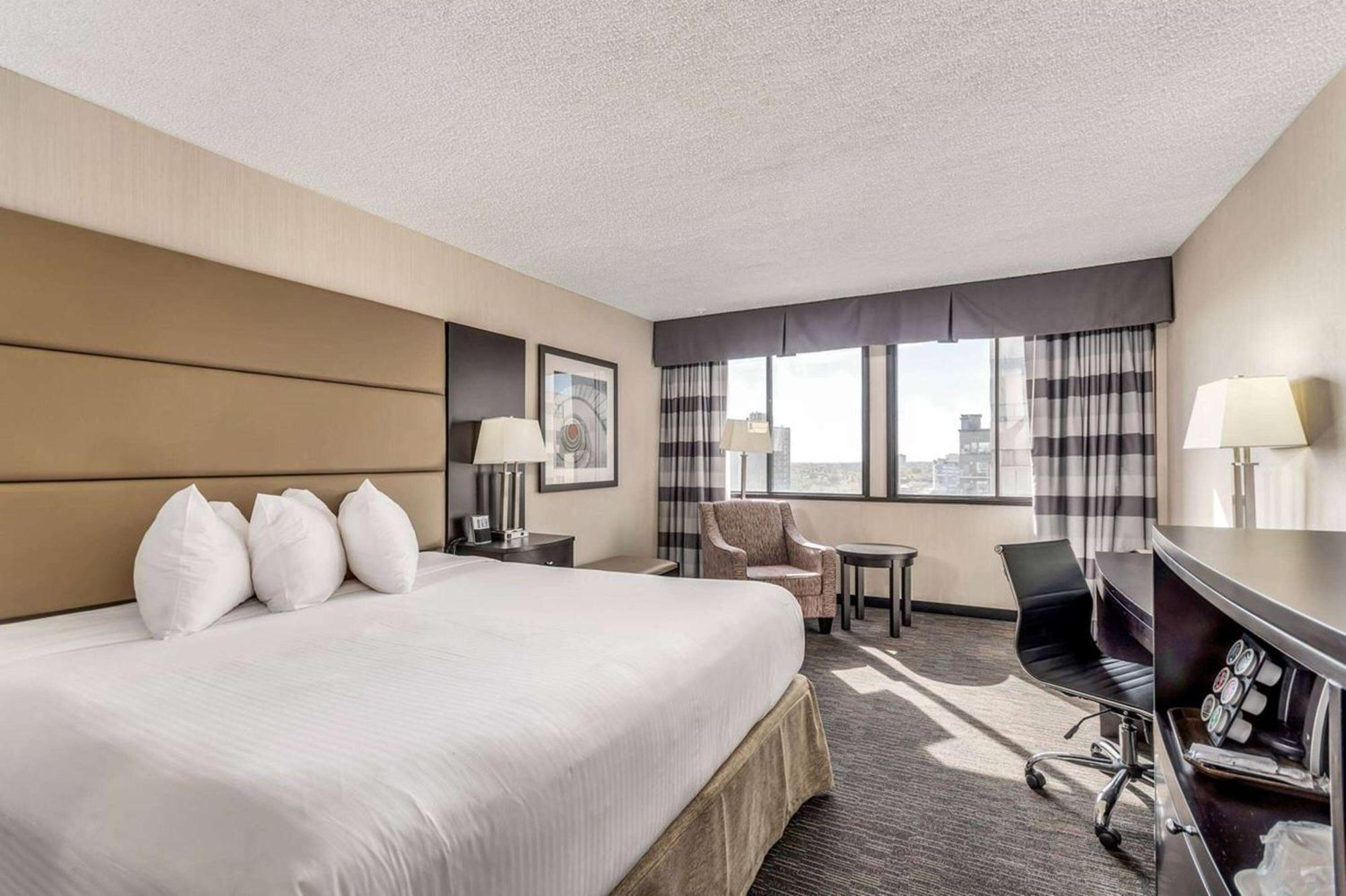 מלון Ramada Plaza By Wyndham Regina Downtown מראה חיצוני תמונה